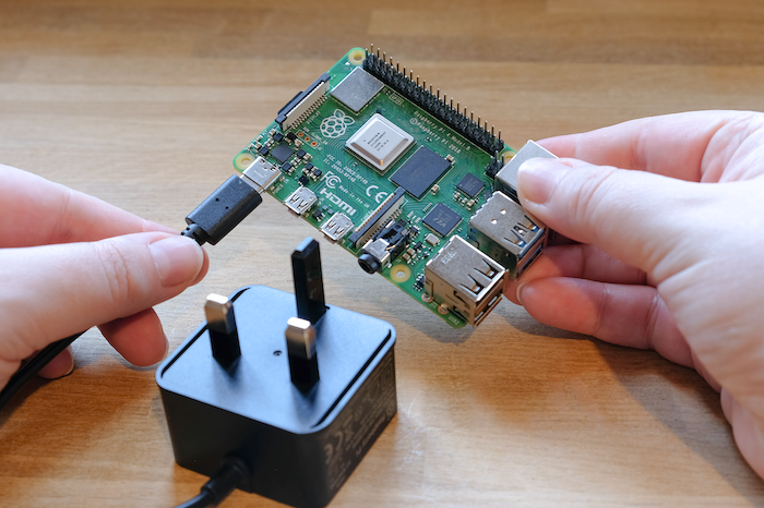 Cắm nguồn điện vào Raspberry Pi